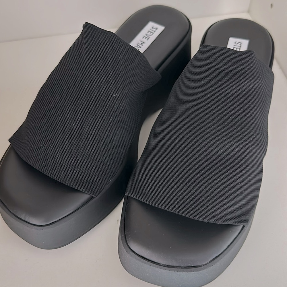 STEVE MADDEN “SLINKY30” WOMENS SANDAL. BRAND NEW SIZE 7.0. MADE IN ITALY.